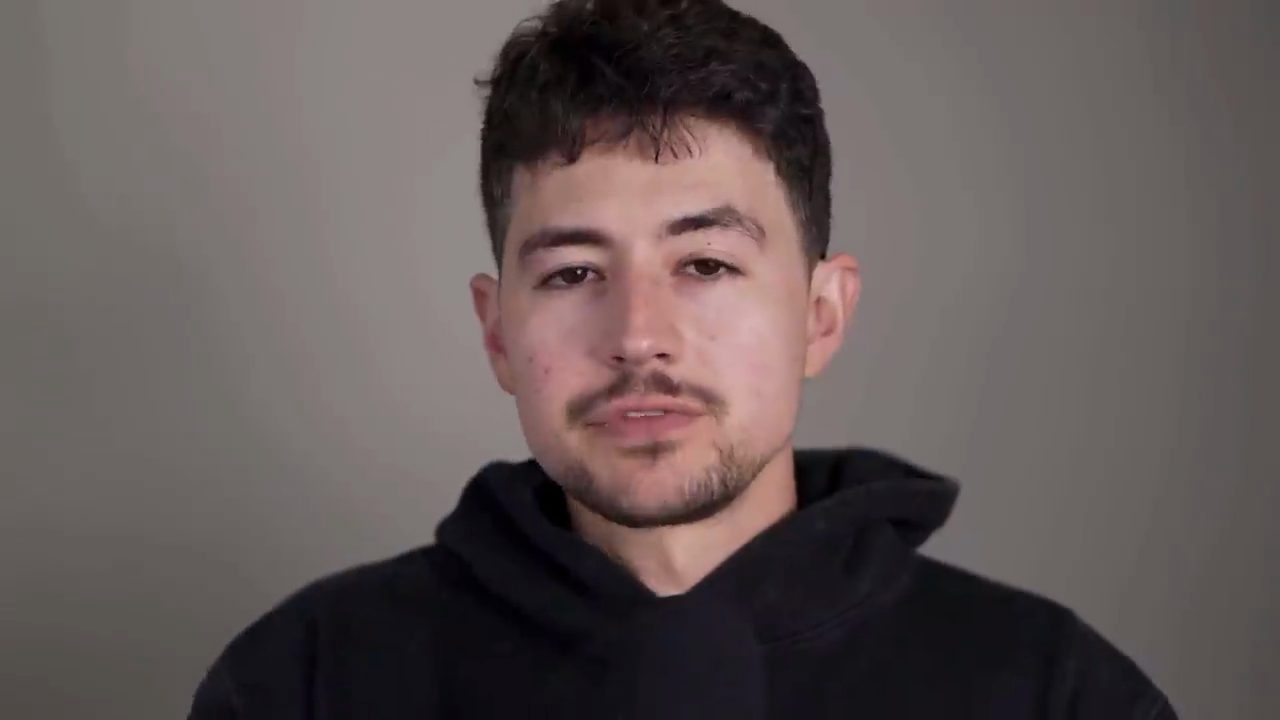 Nick Saraev nói trước camera