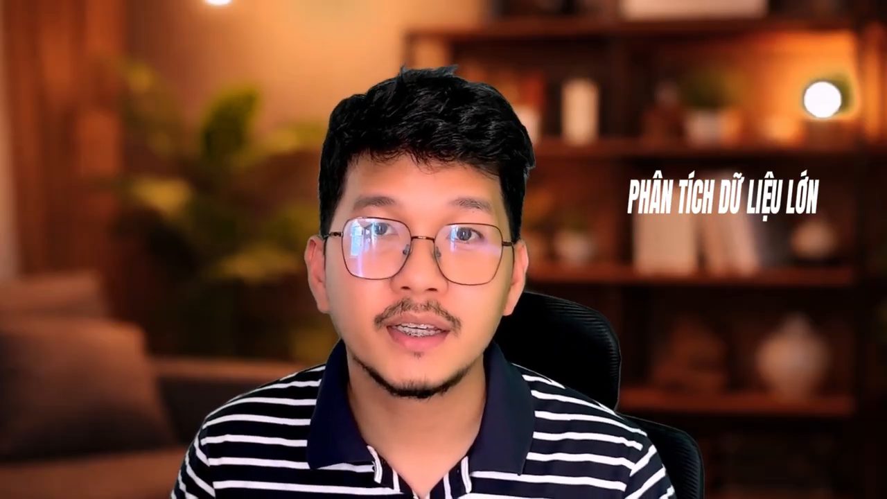 Bùi Minh Nhật nói trước camera, chữ Phân tích dữ liệu lớn hiện bên phải