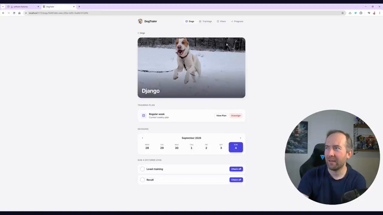 Trang hồ sơ chó Django trong app DogTrainr với kế hoạch Regular week, lịch tuần tháng 9 năm 2026 và hai bài Leash training, Recall