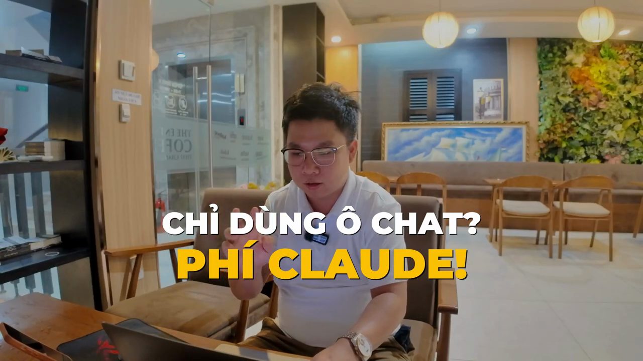Bùi Viết Cường ngồi trước laptop, chữ lớn trên hình: Chỉ dùng ô chat? Phí Claude!
