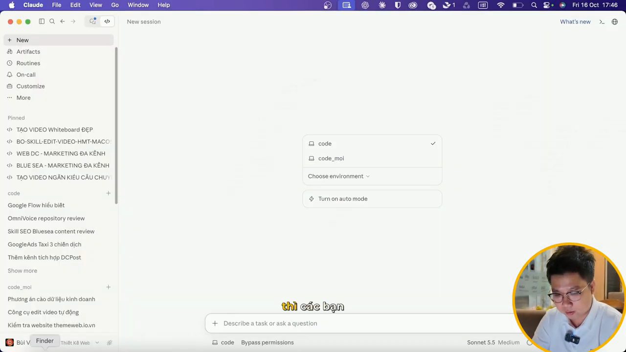 Claude bản máy tính, phiên mới với menu chọn folder code, code_moi, Choose environment, Turn on auto mode