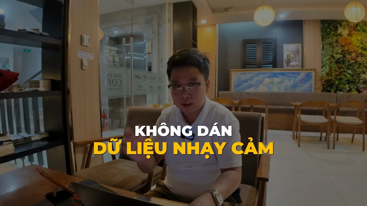 Cường ngồi trước laptop, chữ lớn trên hình: Không dán dữ liệu nhạy cảm