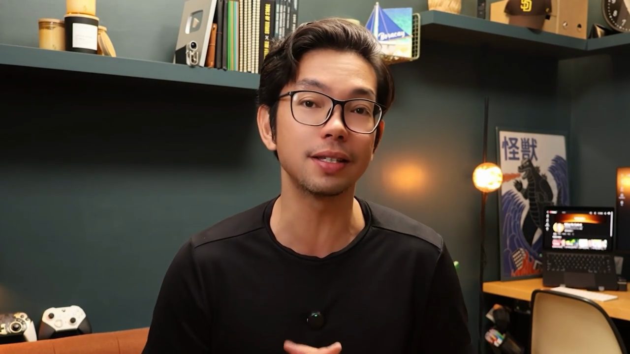 Mikey ngồi trong phòng làm việc, nói trước camera