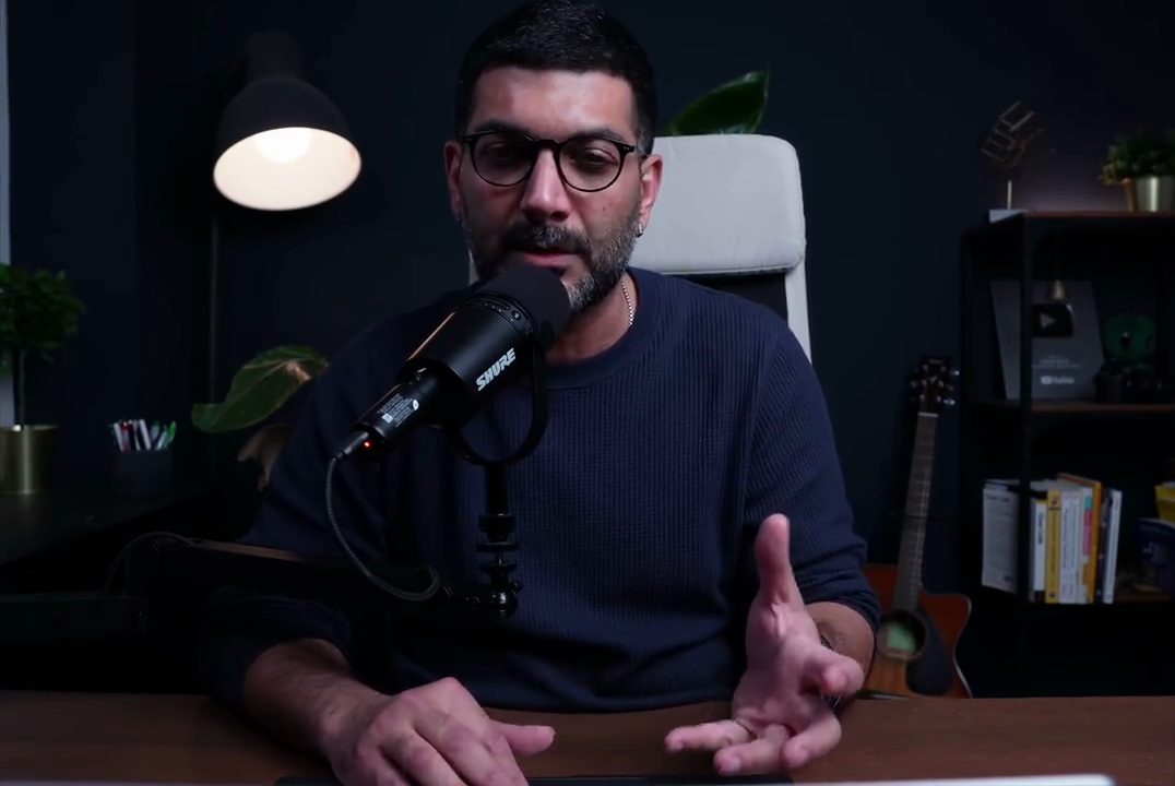Hamed Bahram nói trước camera, ngồi sau micro