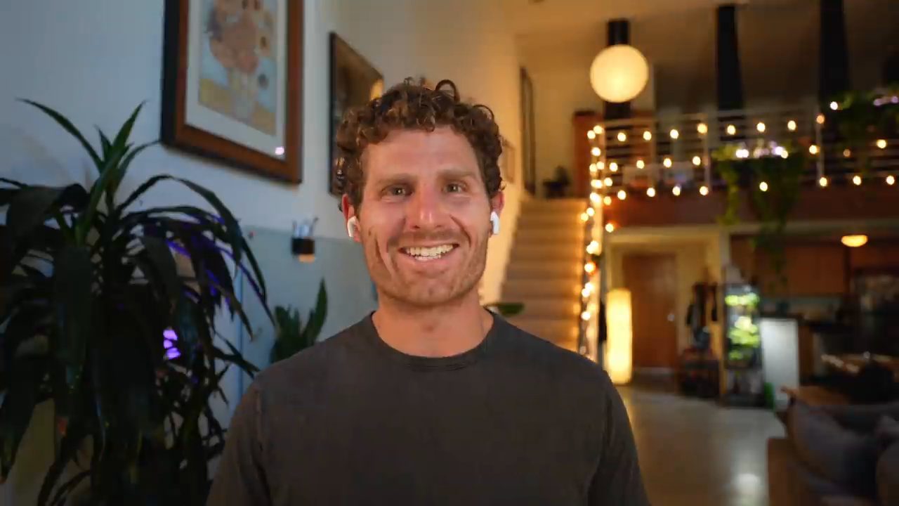 Matt Palmer mỉm cười trước camera ở phần kết video
