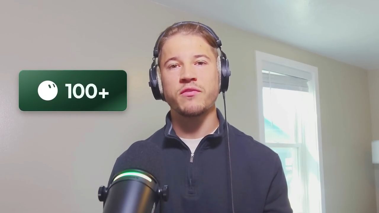 Kacper Rutkiewicz đeo tai nghe trước micro, bên cạnh nhãn 100+