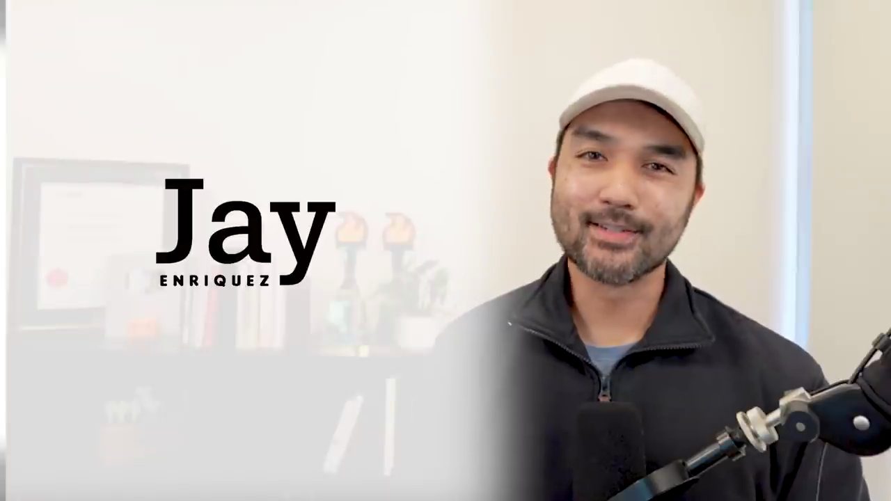 Jay Enriquez nói trước camera, bên cạnh dòng chữ Jay Enriquez
