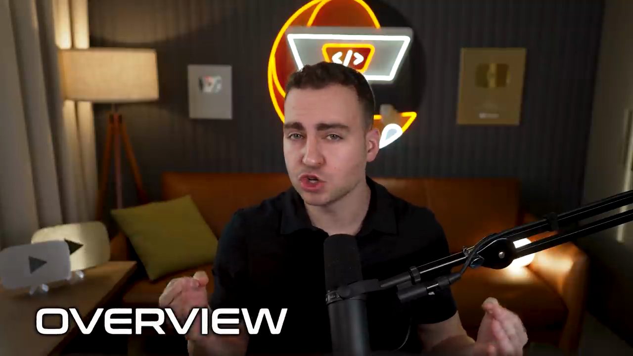 Tim Ruscica nói trước camera trong phòng thu với logo Tech With Tim phía sau