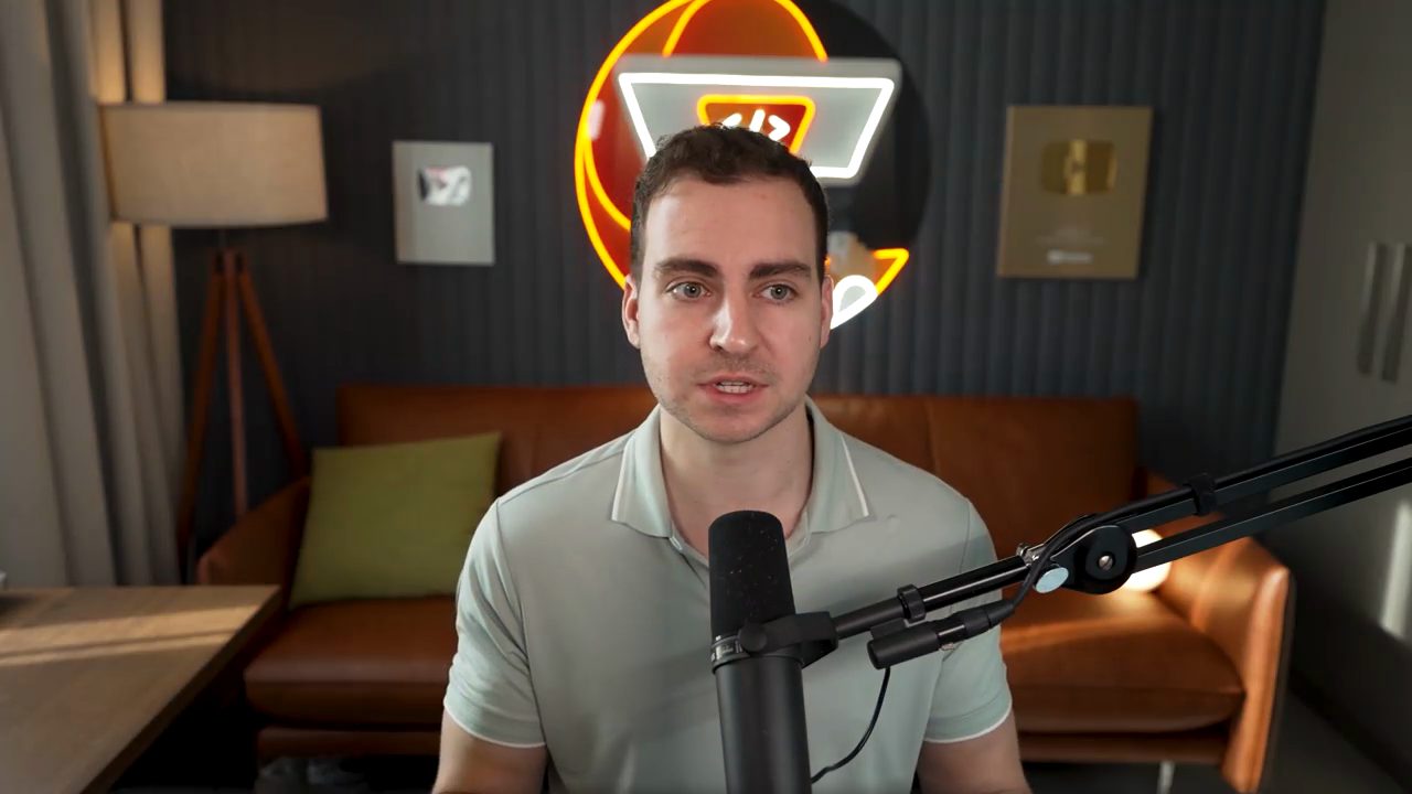 Tim Ruscica nói trước camera trong phòng thu với logo kênh phía sau