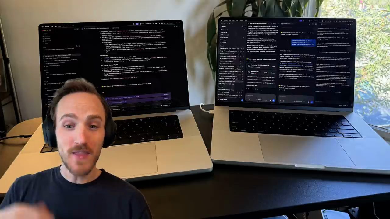 Hai chiếc MacBook đặt cạnh nhau trên bàn