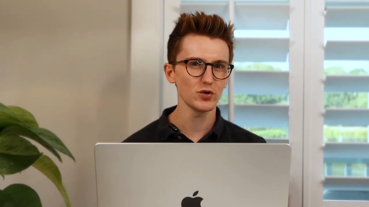 Benjamin Holmes nói trước camera, phía trước là một chiếc MacBook