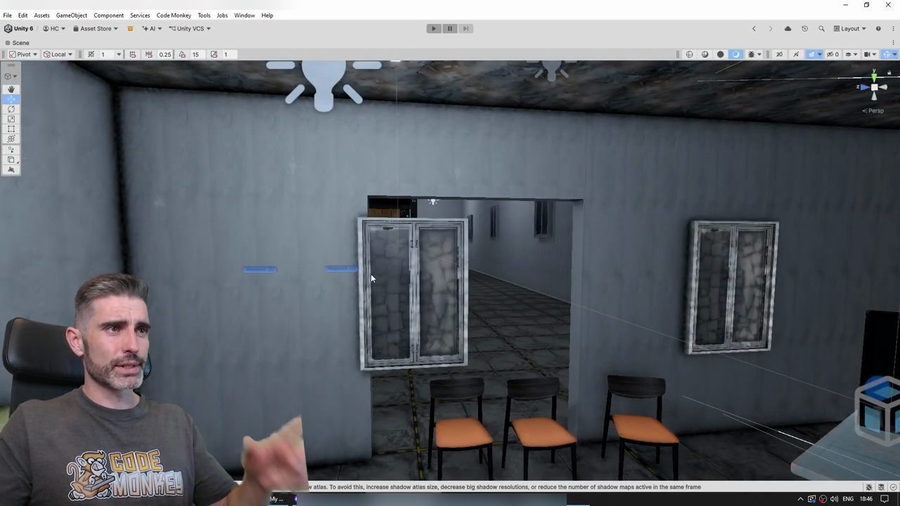 Scene Warehouse 2 trong Unity: một bức tường có cửa mở ra hành lang, kệ tủ chắn trước cửa, cửa sổ và hàng ghế cam