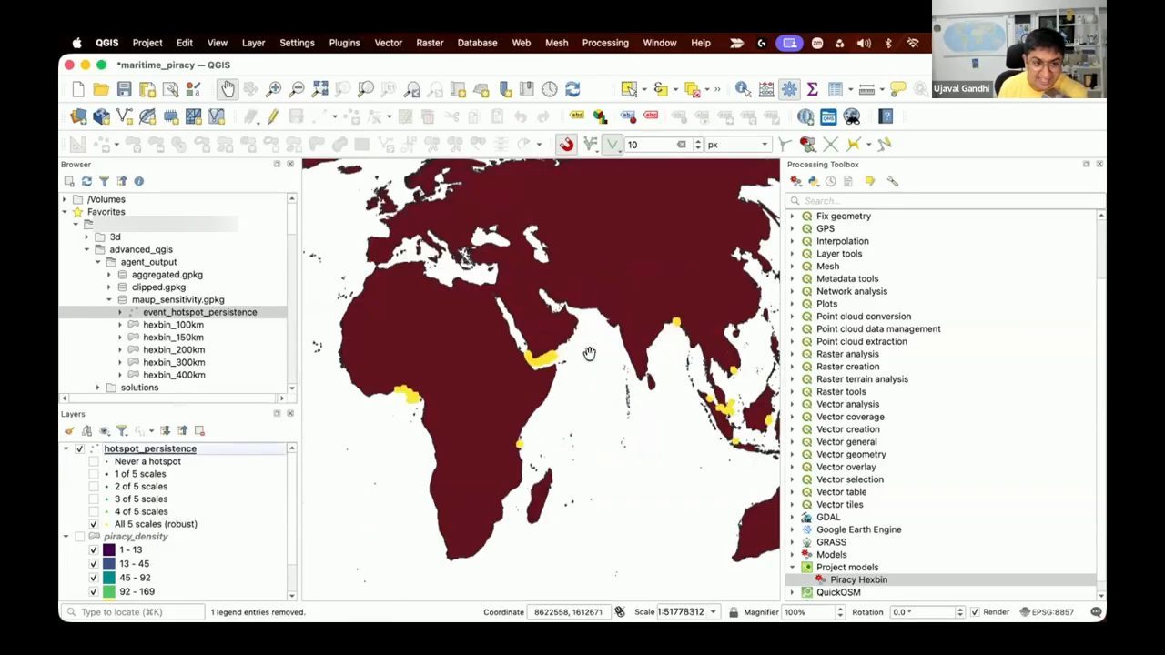 QGIS hiển thị layer hotspot_persistence với các điểm màu vàng ở vịnh Aden, vịnh Guinea và Đông Nam Á