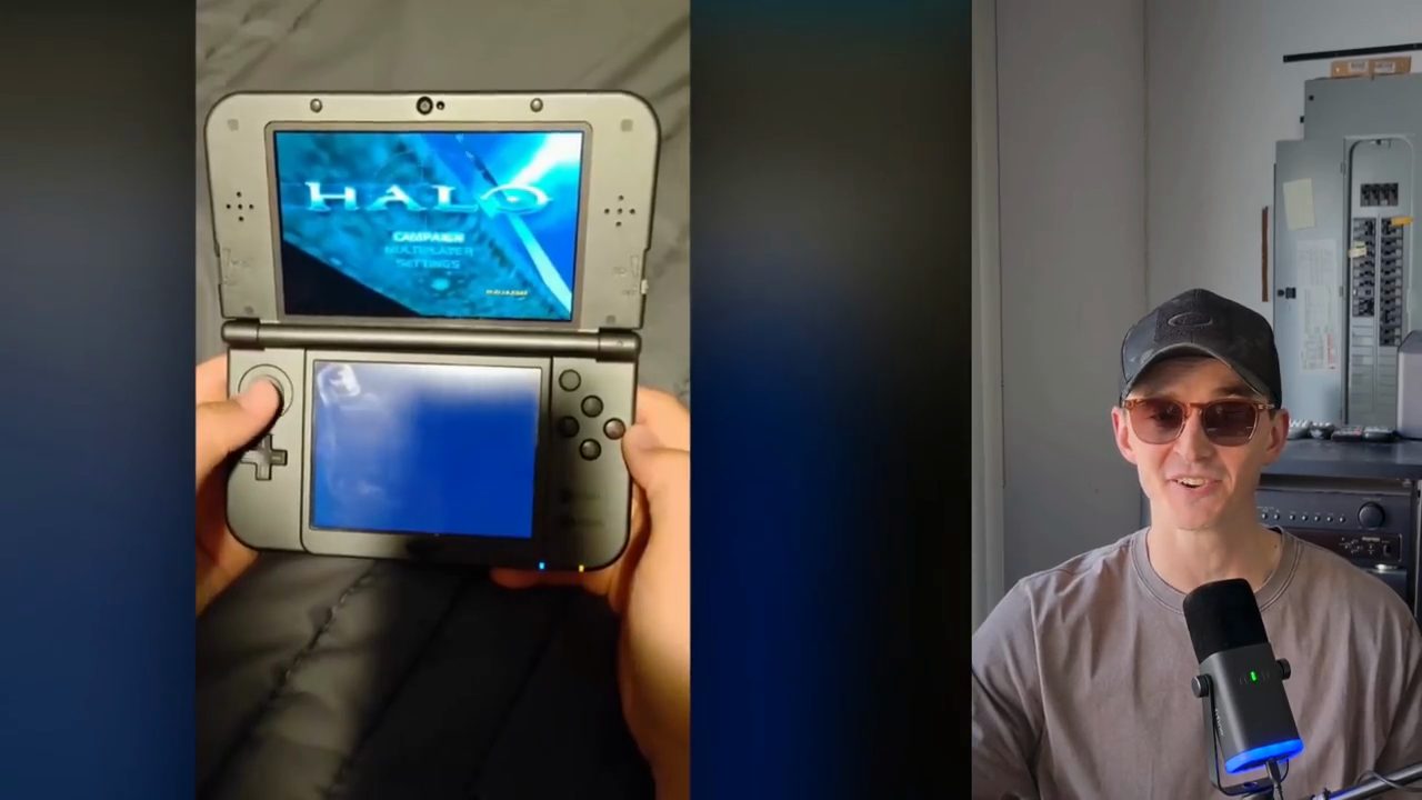 Một chiếc Nintendo 3DS đang hiện màn hình menu của Halo, bên cạnh là người dẫn chương trình