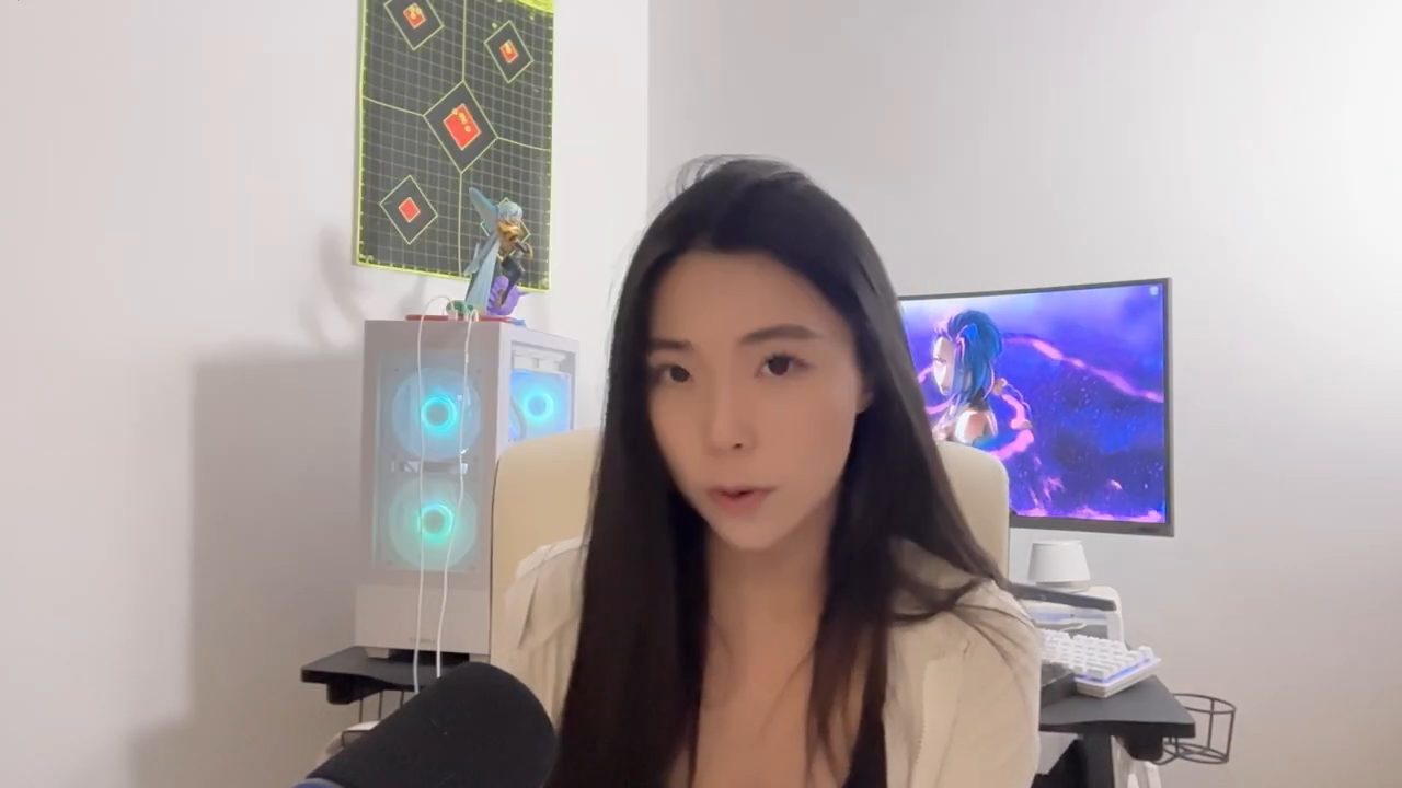 Helena Zhang nói trước camera trong phòng làm việc, phía sau là máy tính để bàn và màn hình