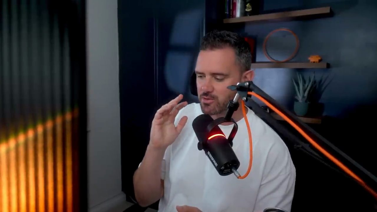 Rob O'Shaughnessy nói trước micro trong phòng thu