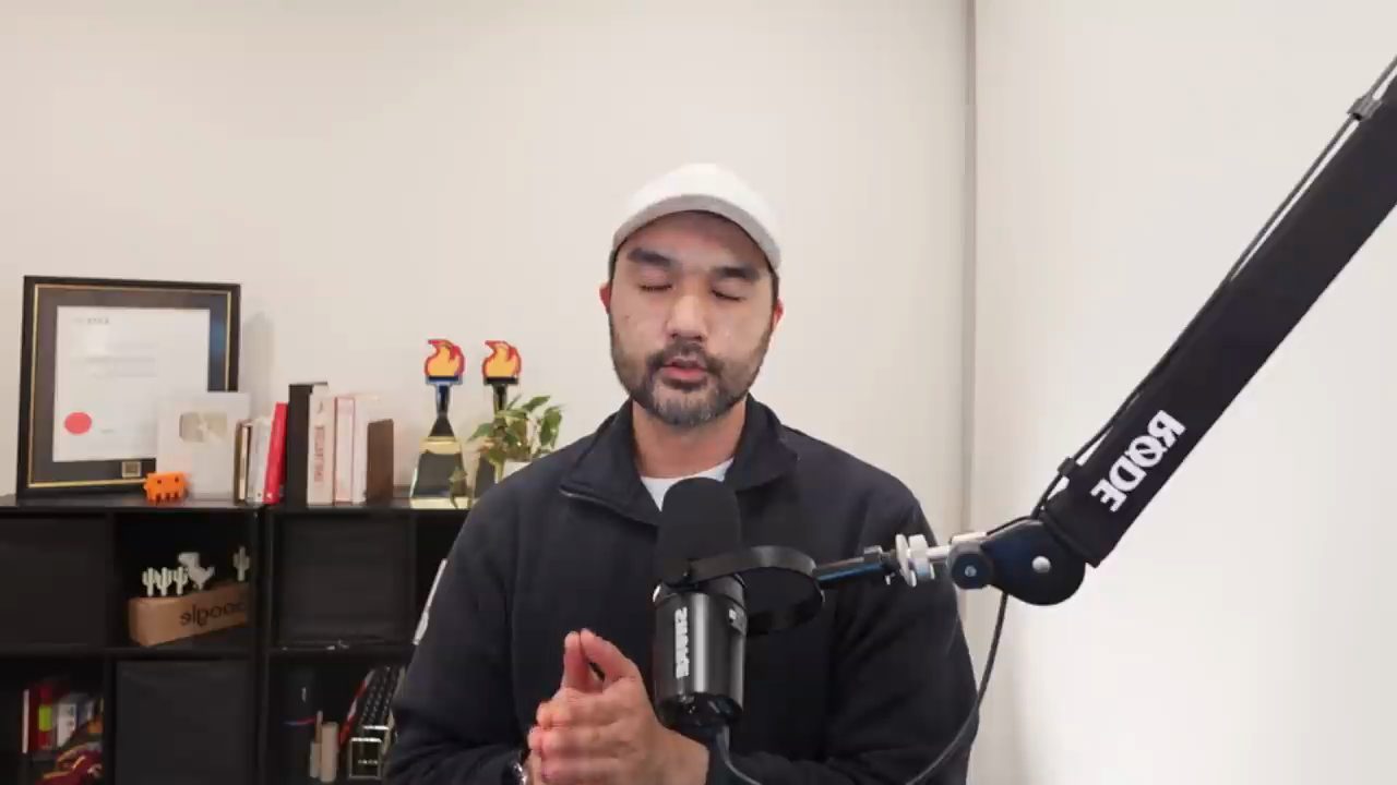 Jay Enriquez nói trước camera, có micro gắn tay đỡ