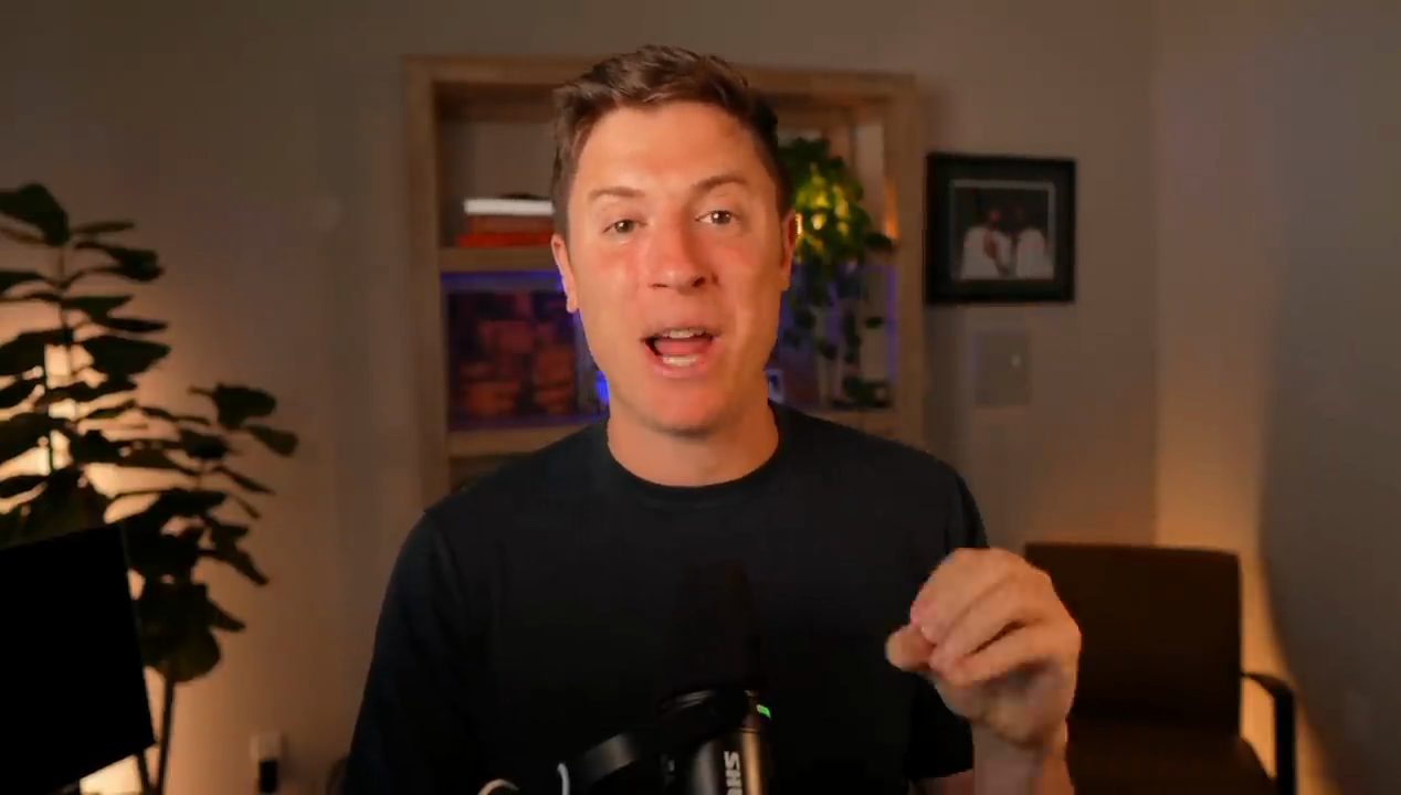 Alex Finn nói trước camera trong phòng làm việc