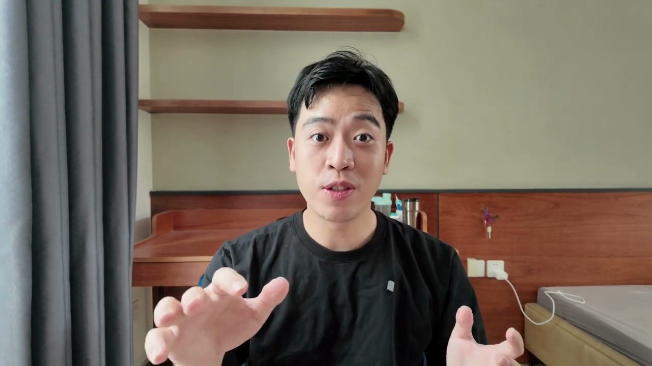 Thanh Trần nói trước ống kính trong phòng làm việc