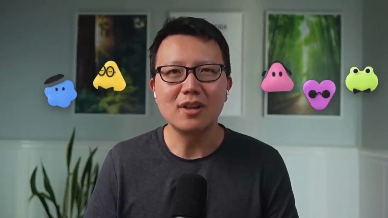 Peter Yang nói trước camera, hai bên là năm nhân vật hoạt hình nhiều màu của Dots