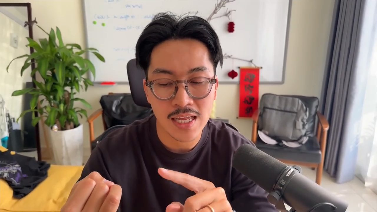 Huy Dao nói trước camera trong phòng làm việc